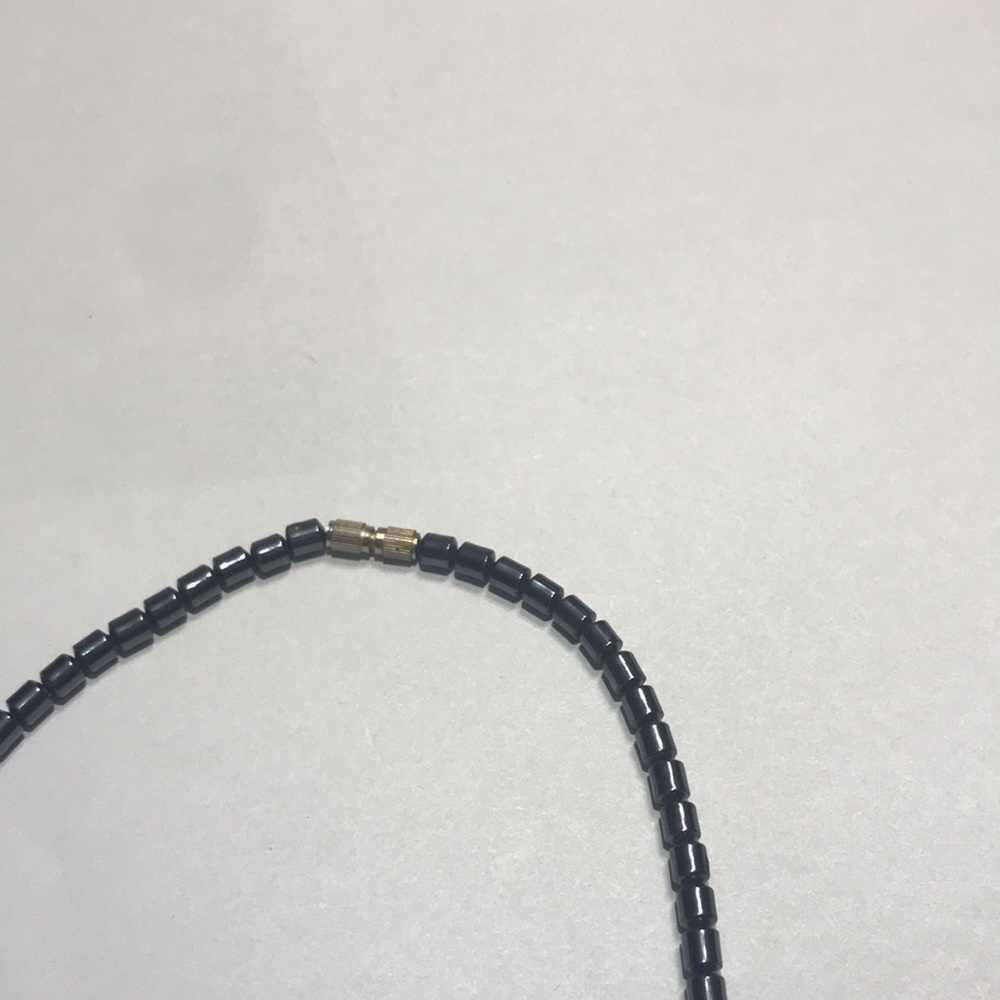 Metallic arrow necklace - Picture 3 of 4